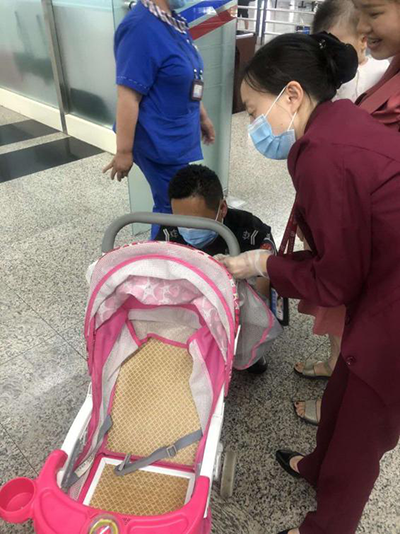 圖片1.png“真情服務(wù)”是讓旅客更加安心、放心、舒心的出行。行查室作為部門進(jìn)港服務(wù)的最后一個(gè)環(huán)節(jié)，在日常工作中也很注重服務(wù)細(xì)節(jié)。6月10日，行查室工作人員幫助旅客打開嬰兒車，為她排憂解難。.png