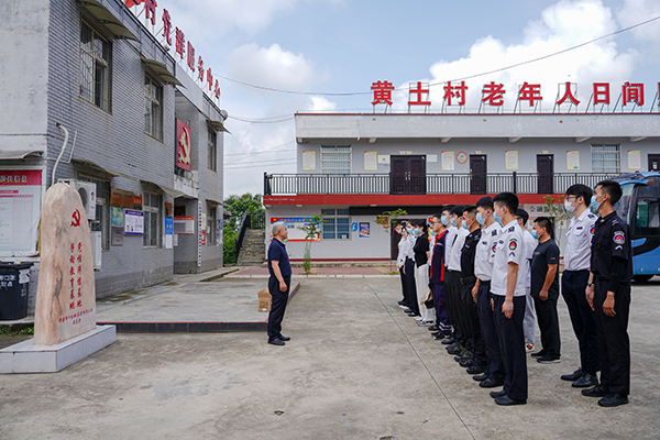 “助力鄉(xiāng)村振興，踐行艱苦奮斗” 將新員工黨性教育活動搬到對口幫扶村1.jpg