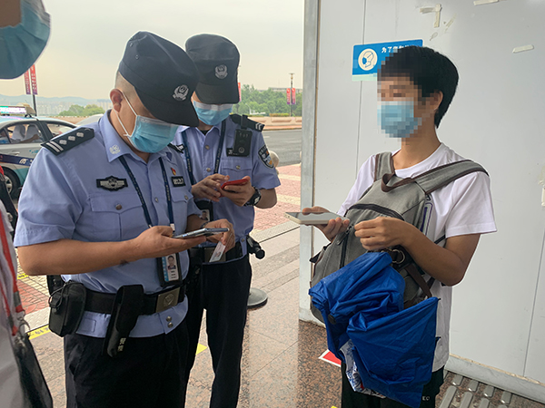 安檢站查獲一旅客冒用他人健康碼、核酸證明副本.jpg